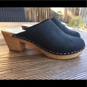 Nina Z black leather clogs